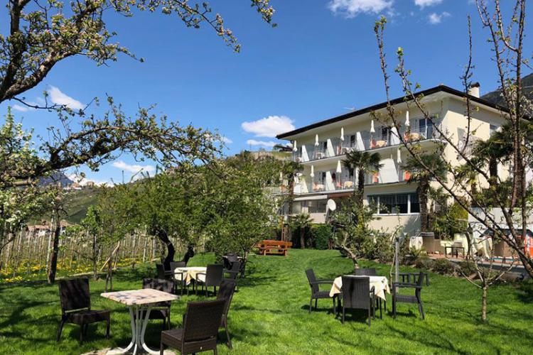 Piscina all’aperto con giardino incantevole