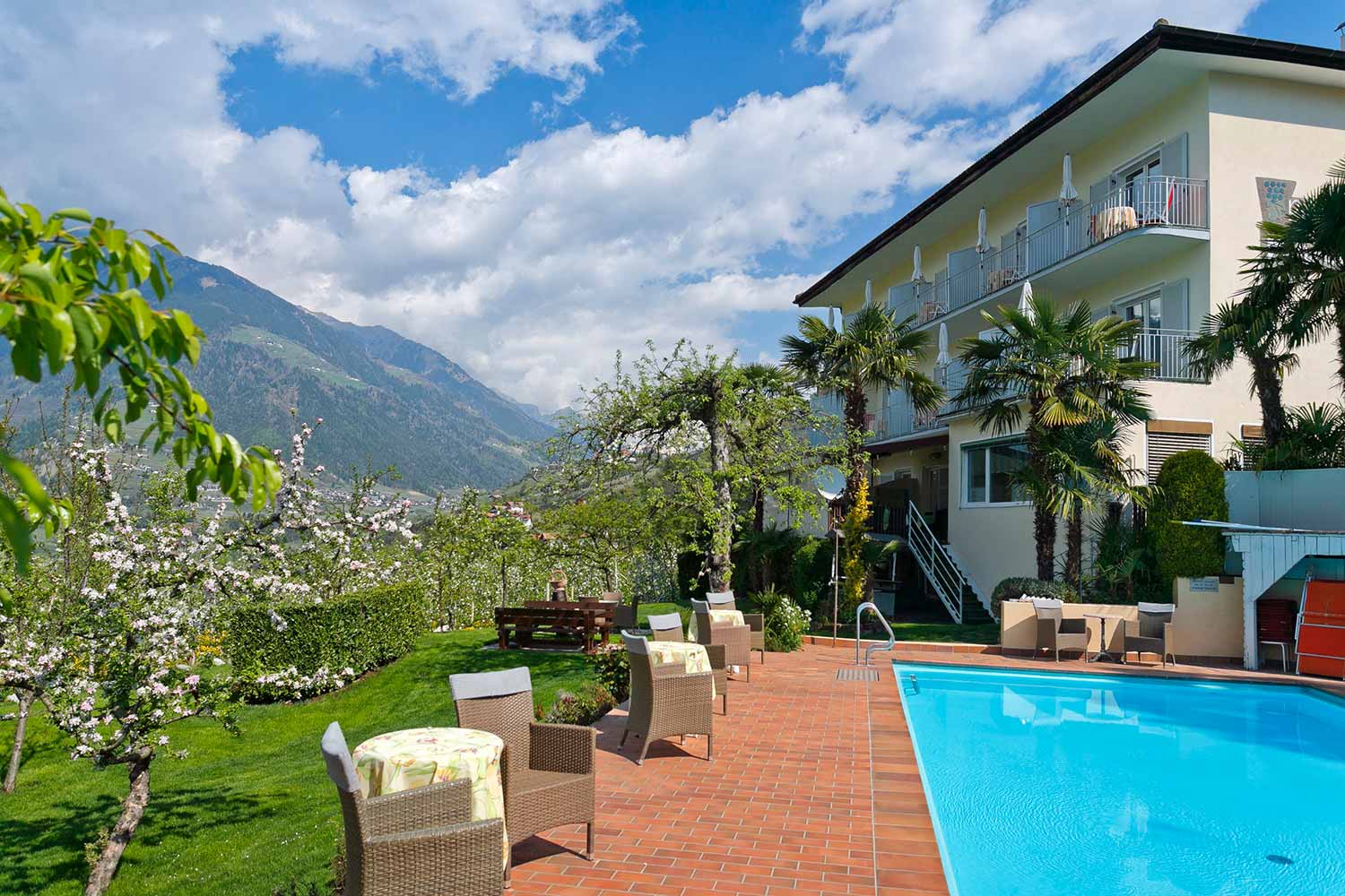 Pension Planta** mit Garten und Pool in Meran