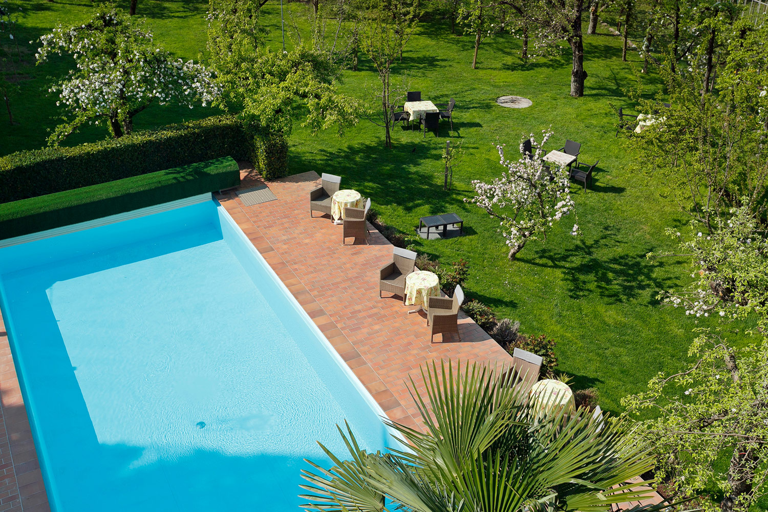 Ausblick auf Pool und Garten - Pension Planta**