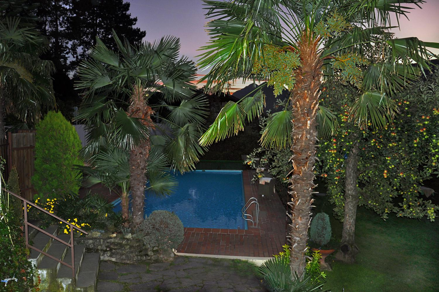 Freischwimmbad bei Nacht - Pension Planta**