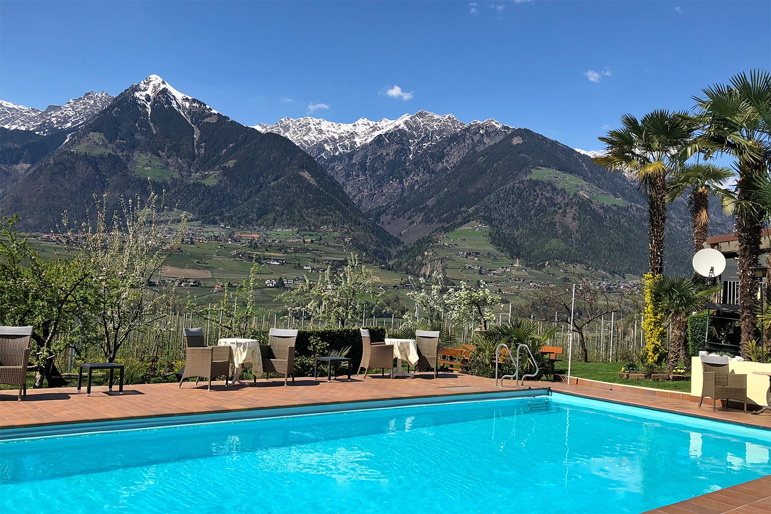 Piscina riscaldata e un tavolo da ping pong