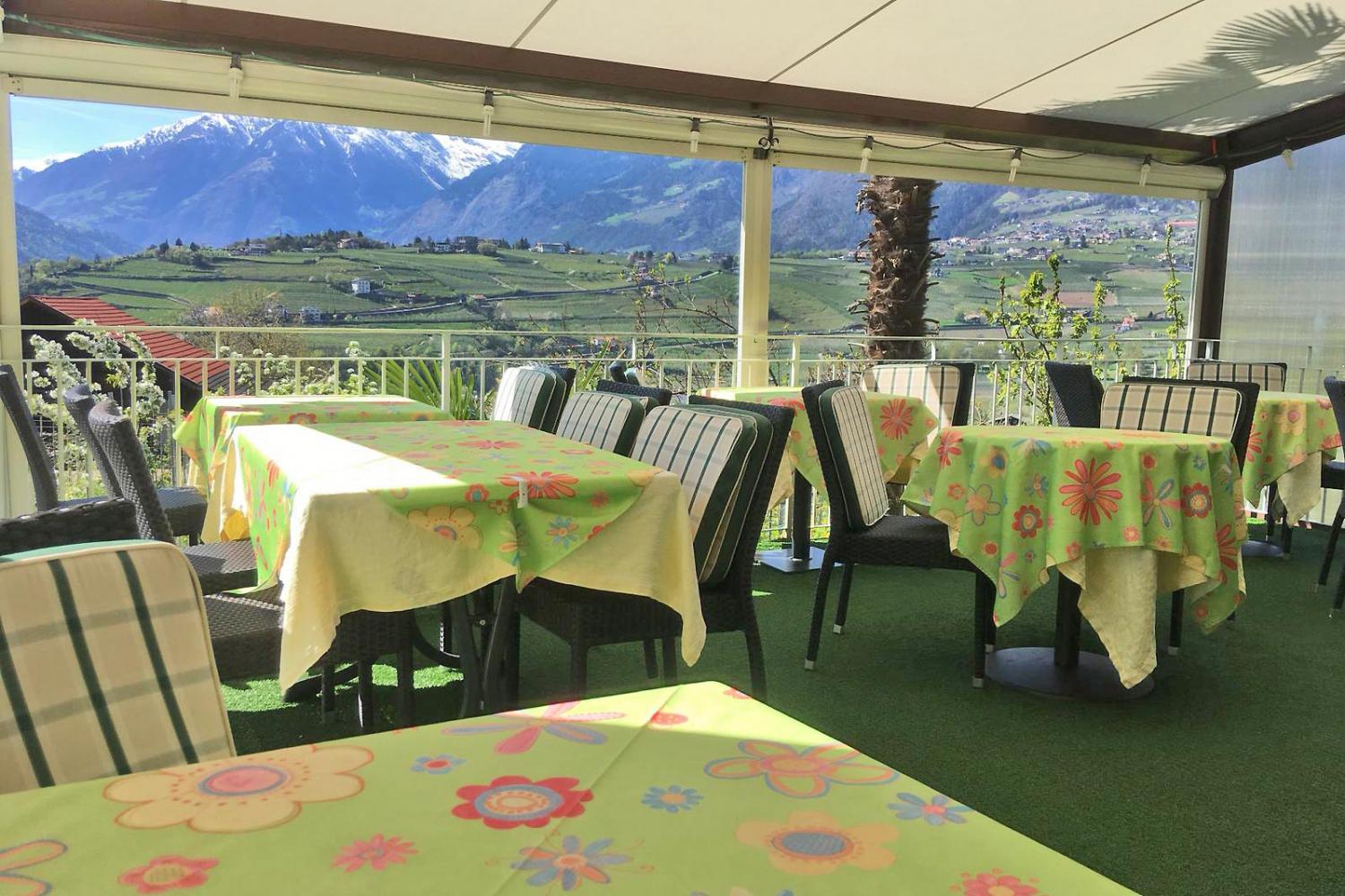 Soleggiata terrazza per la prima colazione